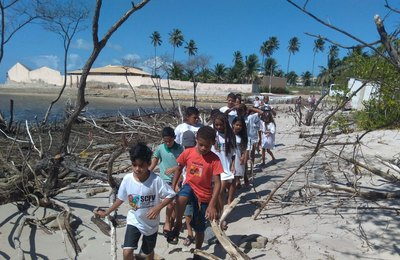 Alunos e jovens do Serviço de Convivência participam de aula de campo na Praia do Saco