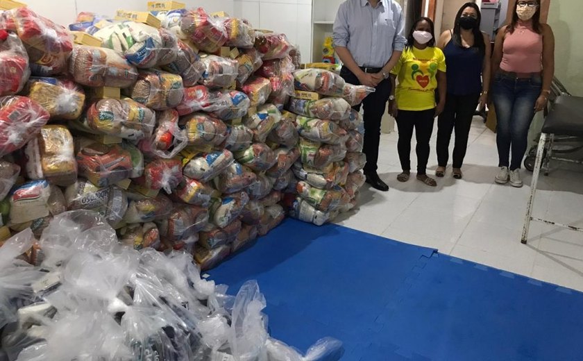 Prefeitura entrega cestas básicas e kits de higiene para associação