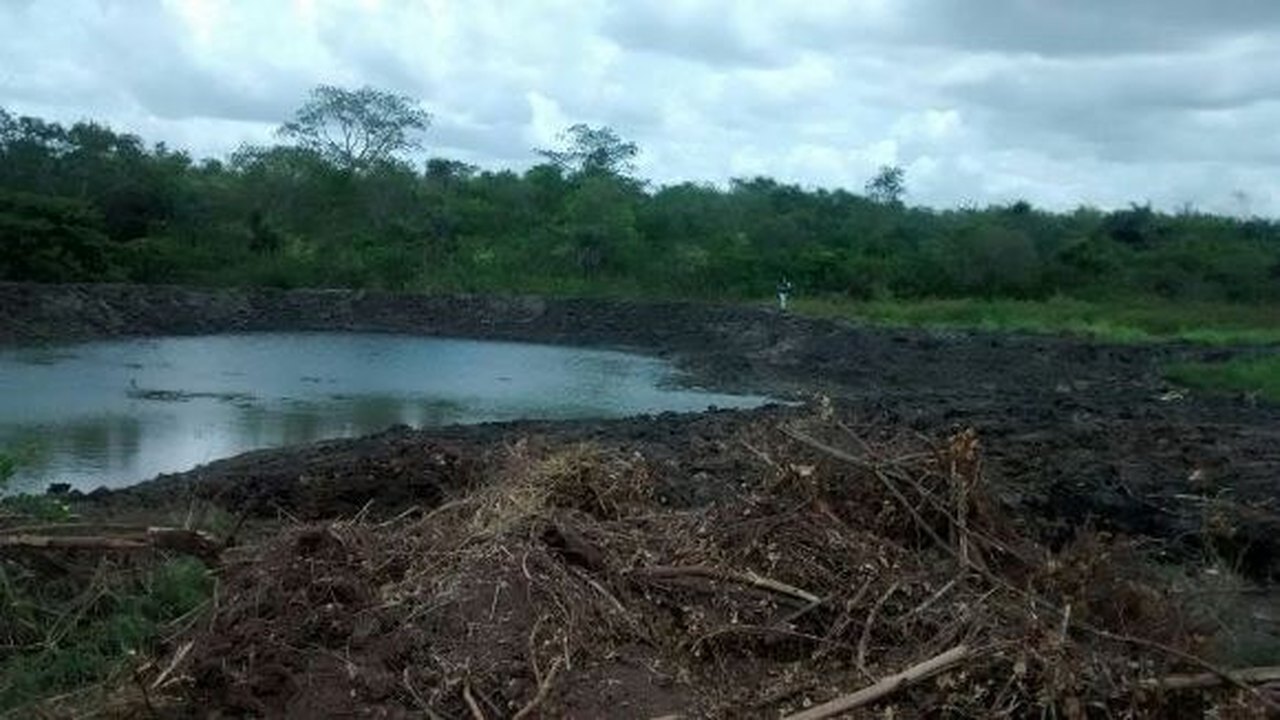 IMA e Batalhão de Proteção Ambiental flagram aterro de um riacho