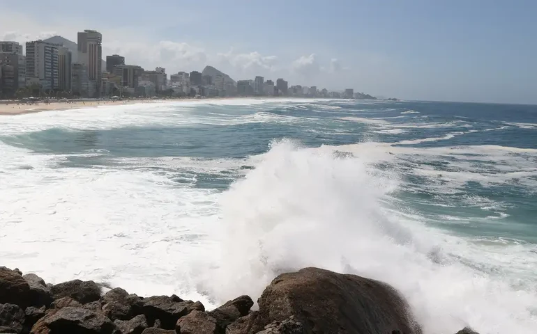Prefeitura do Rio remove escada com vista para o Leblon por risco de desabamento
