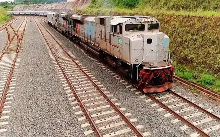 Trem descarrila após ponte desabar sobre ferrovia na Rússia; sete pessoas morreram