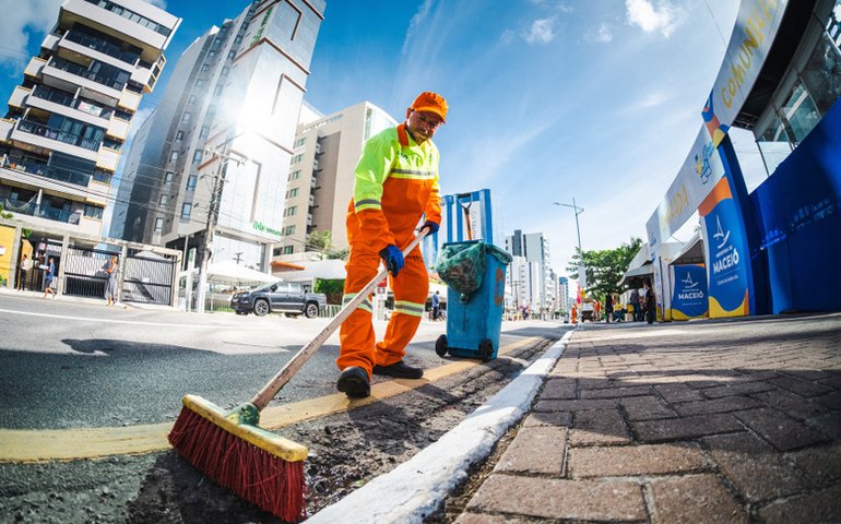 Desenvolvimento Sustentável se destaca pela agilidade na limpeza das ruas após prévias carnavalescas
