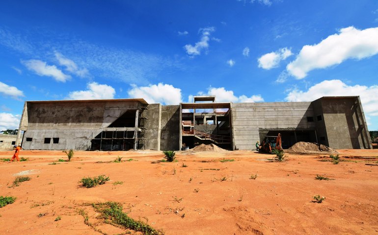 Secretário de Estado da Saúde visita obras do Hospital Regional do Médio Sertão e confirma conclusão para o mês de julho