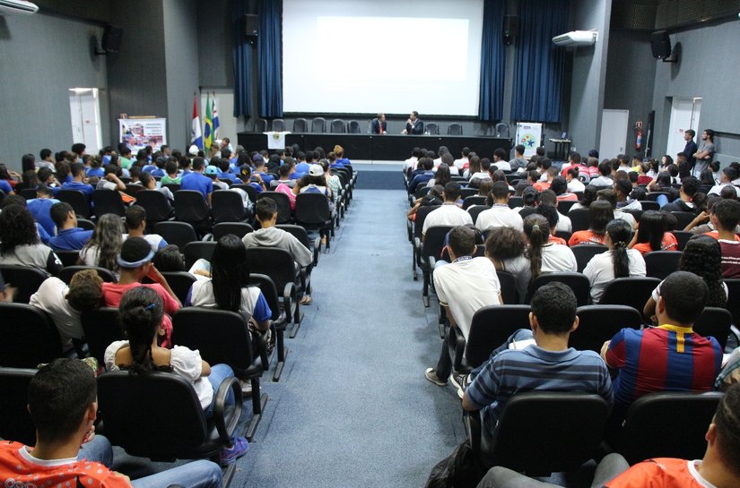 Esmal recebe mais de 300 estudantes para palestra sobre gênero e preconceito