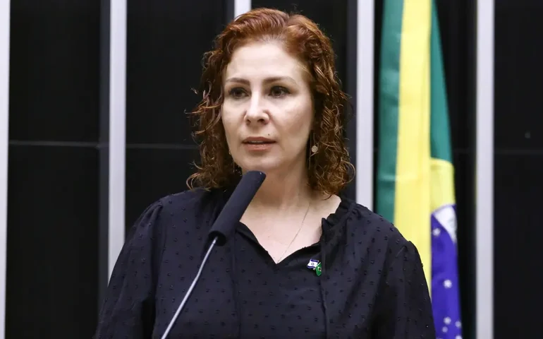 Cassação de Zambelli avança na Câmara após manobra do Centrão que redefiniu votação na CCJ