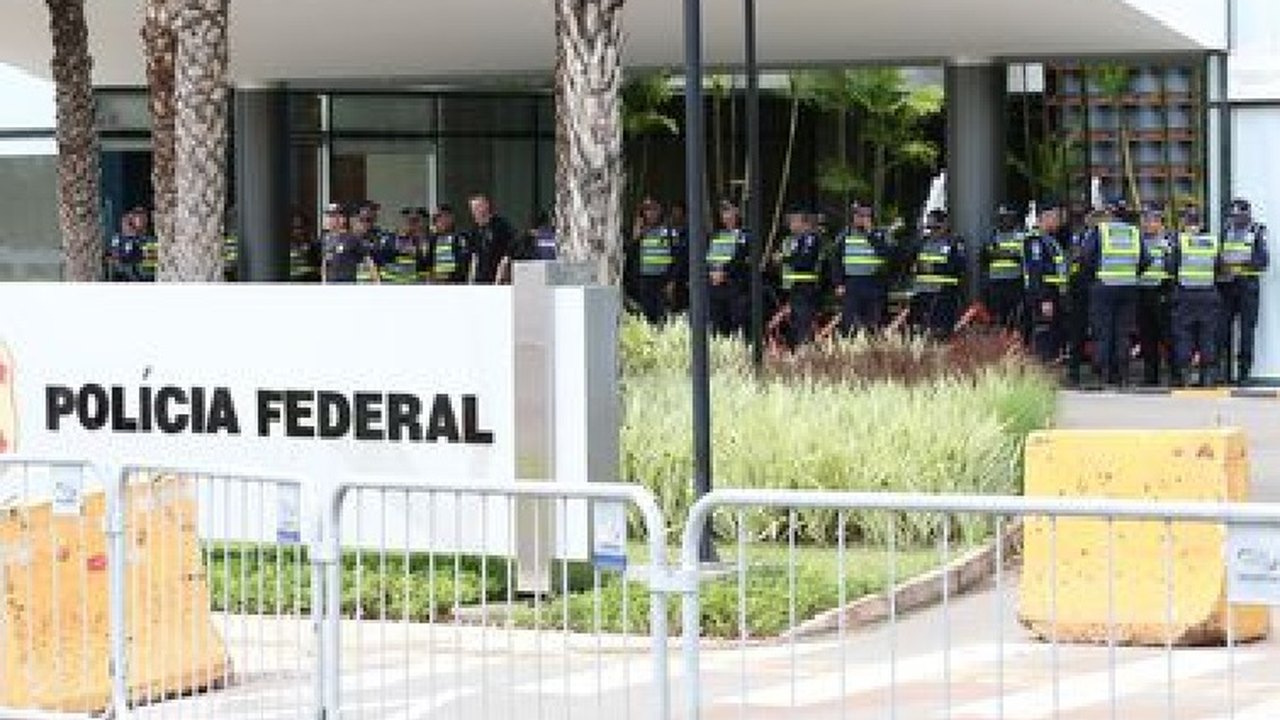 Bolsonaro chega à Polícia Federal para depor sobre atos golpistas