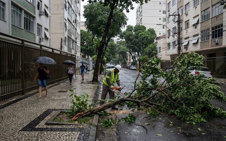 Rio entra em estágio 2 após fortes chuvas e ventos provocarem alagamentos e queda de árvore