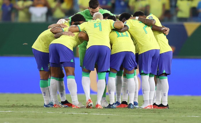 Jogadores da seleção brasileira reunidos antes do jogo