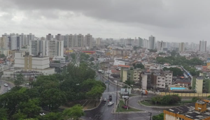 Chuvas causam alagamentos e congestionamento em Aracaju