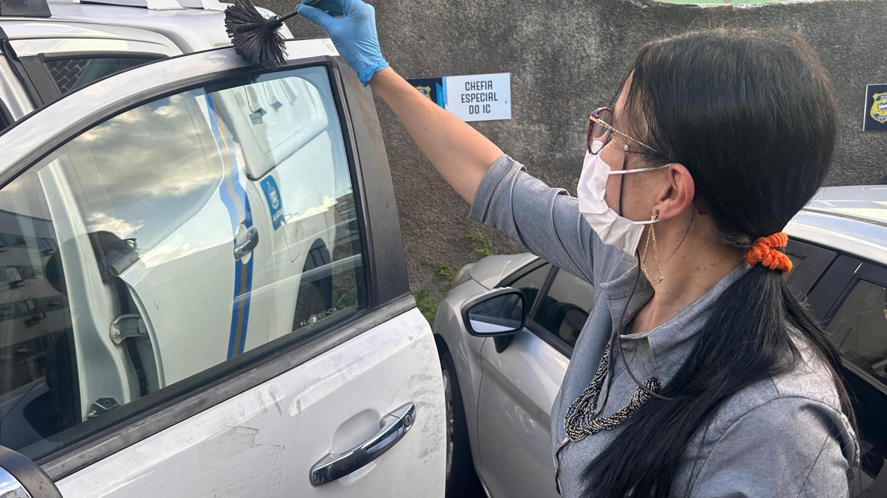 Coleta de impressões digitais na cena do crime é essencial para desvendar a verdade