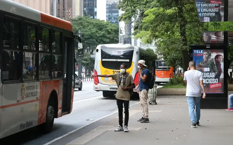 Acidente entre dois ônibus na Avenida Paulista deixa 7 feridos