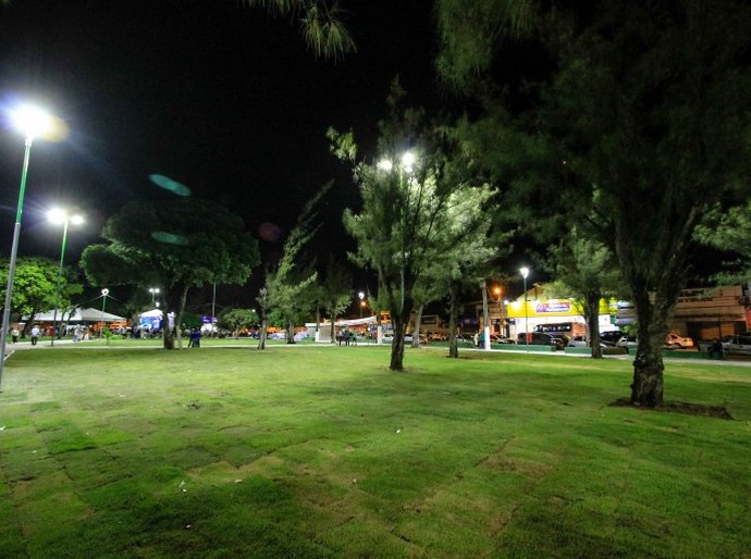 Grupos de cultura popular se apresentam na Praça da Faculdade