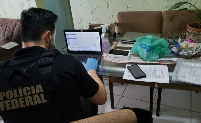 Agente durante investigação