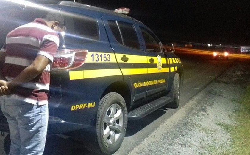 PRF prende condutor com CNH falsa na BR-316, em Estrela de Alagoas