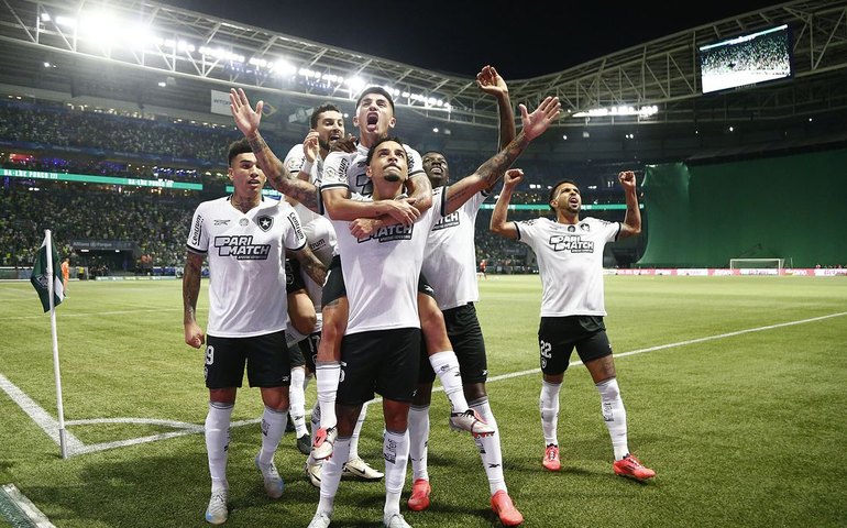 Botafogo vence Palmeiras e lidera o Brasileirão