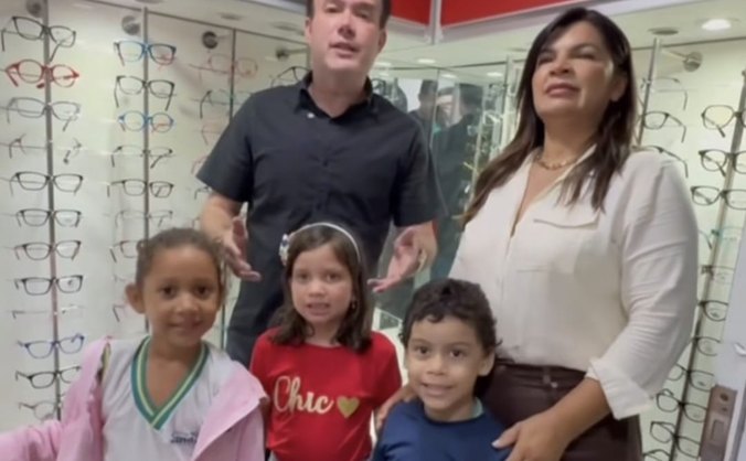 Prefeito Jorge Galvão e secretária Renan Pereira com alunos beneficiados pelo projeto