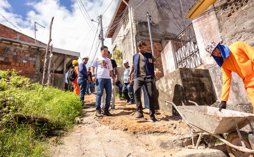 Vice-prefeito e titular da Seminfra visita construção de escadaria no São Jorge
