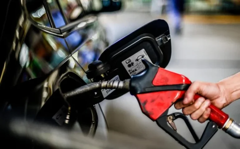 Petrobras: preço da gasolina vai cair 4,9% para as distribuidoras