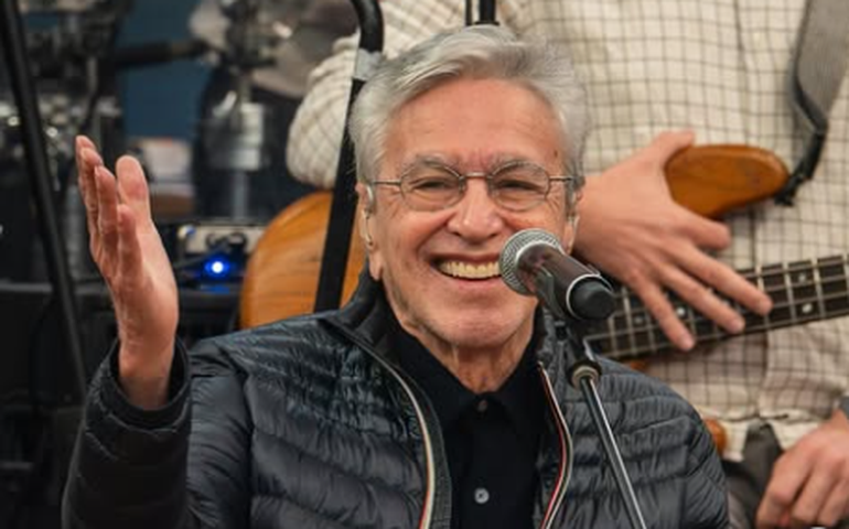 Caetano Veloso se emociona ao ver senhora cantar 'Força estranha', e famosos comentam: 'Caiu uma lágrima'