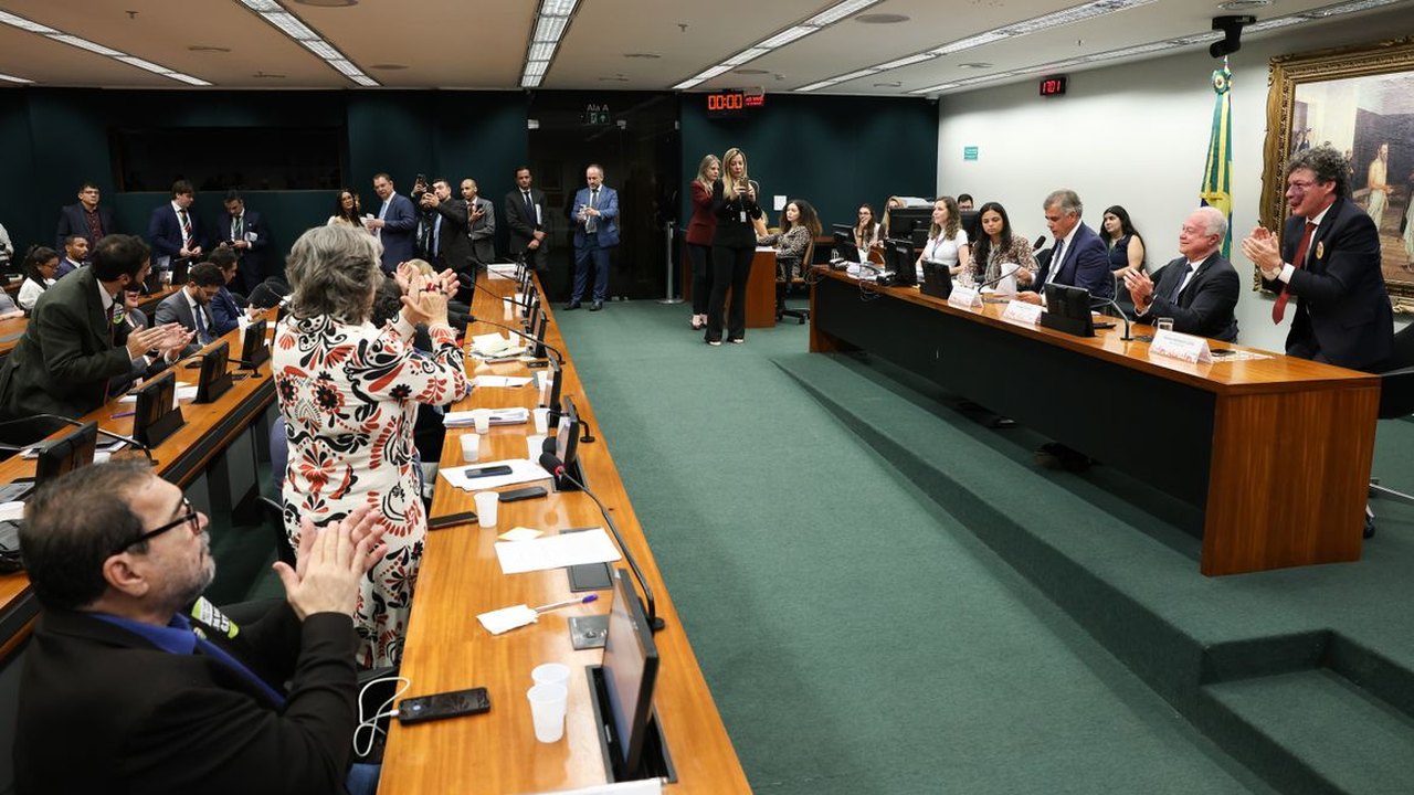 CCJ aprova admissibilidade de propostas que acabam com escala 6x1
