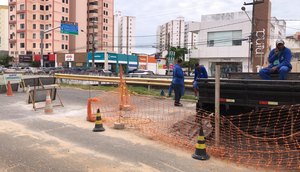 Cratera provoca bloqueio no trânsito em avenida na Zona Sul de Aracaju / Foto: Foto: Divulgação/Deso