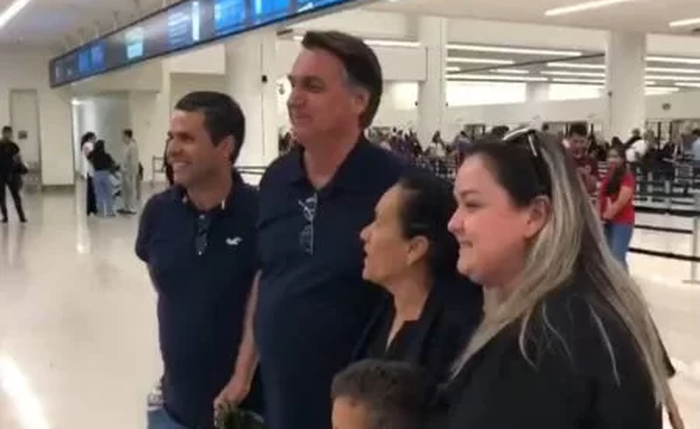 Bolsonaro com apoiadores Bolsonaro com apoiadores