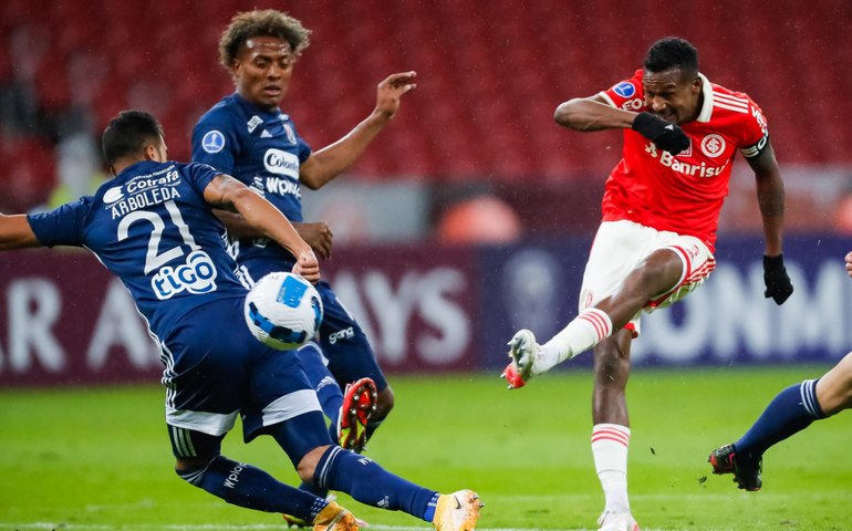 Internacional vence o Red Bull Bragantino com dois gols nos acréscimos