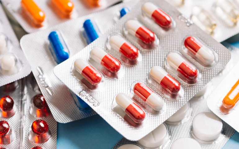 Conselho permite a farmacêuticos prescrever remédios; entidades médicas reagem