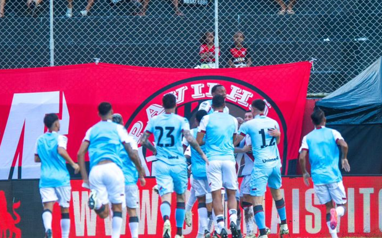 Atlético-GO aproveita expulsão e vence Vitória em duelo dos desesperados no Brasileirão