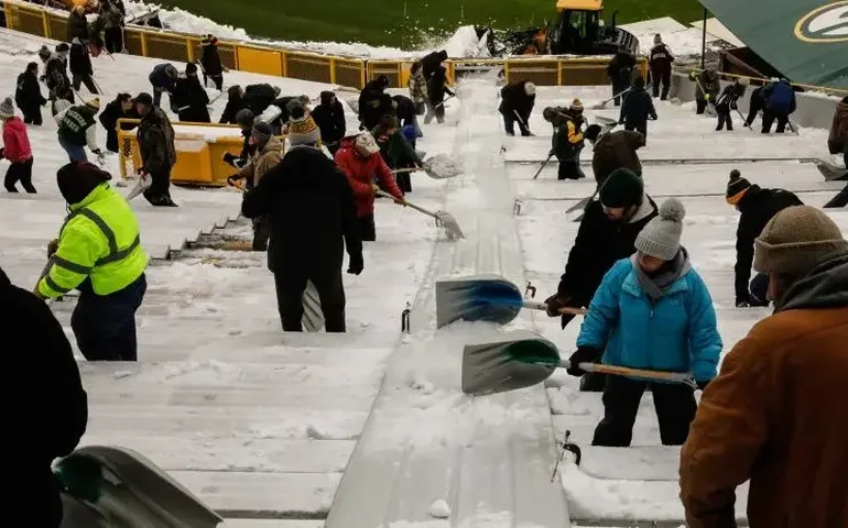 Time da NFL oferece dinheiro a voluntários que removerem neve de dentro do estádio