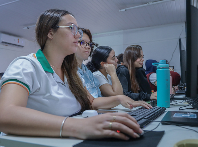 Alagoas supera 70% das escolas públicas conectadas e Brasil avança para universalizar internet na educação até 2026