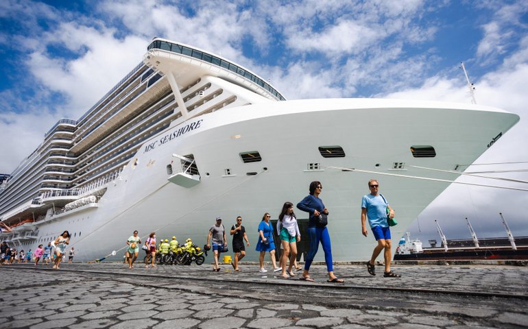 Maior cruzeiro a navegar em águas brasileiras chega em Maceió nesta terça-feira (3)
