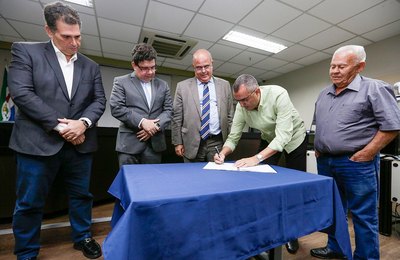 Prefeito de Campo Alegre assina termo de cooperação para mais uma edição do Programa Moradia Legal