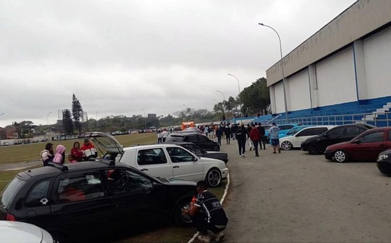 Pista de atletismo de Guarulhos recebe exposição de carros e revolta técnicos