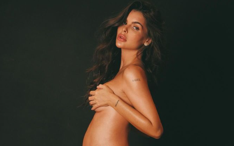 Mãe de suposta filha de Neymar exibe barrigão em festa; veja foto