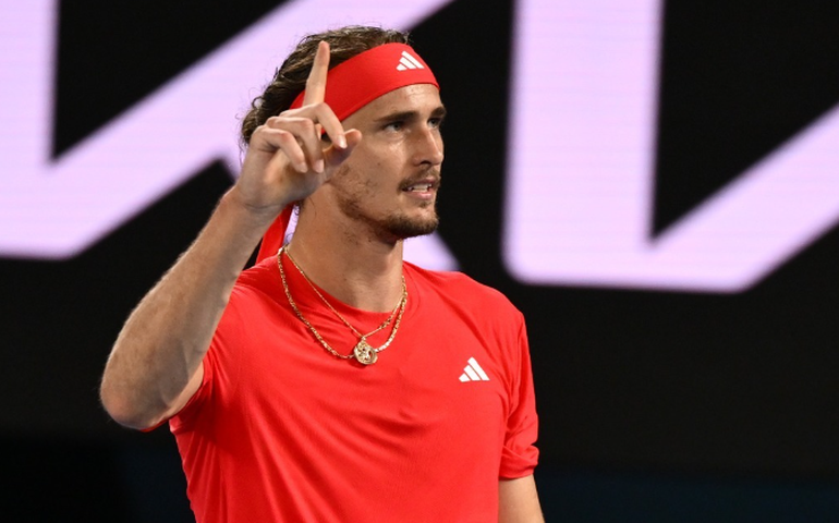 Zverev decepciona, leva virada e se despede do Rio Open em jogo com 'ataque' a drone