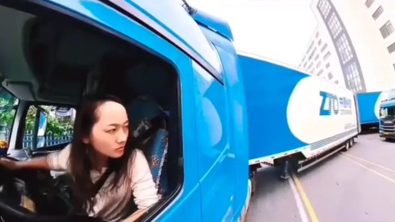 Vídeo de motorista estacionando carreta em vaga apertada viraliza; assista