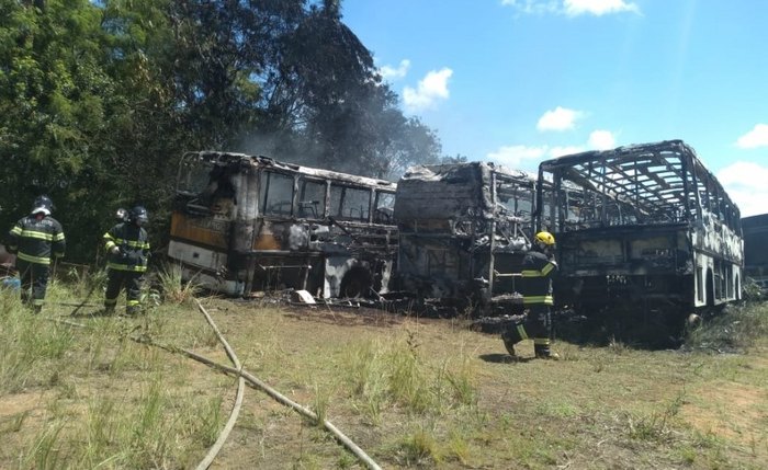 Veículos ficaram destruídos