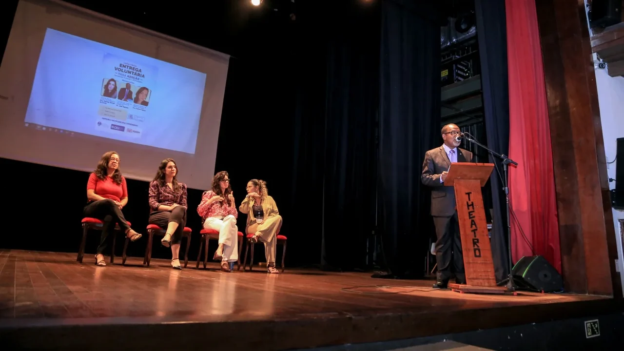 Capacitação no Theatro Sete de Setembro orienta profissionais sobre entrega voluntária para adoção