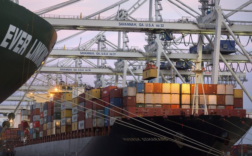 Mídia: exportações chinesas crescem antes do fim da trégua com EUA, mas riscos externos se ampliam