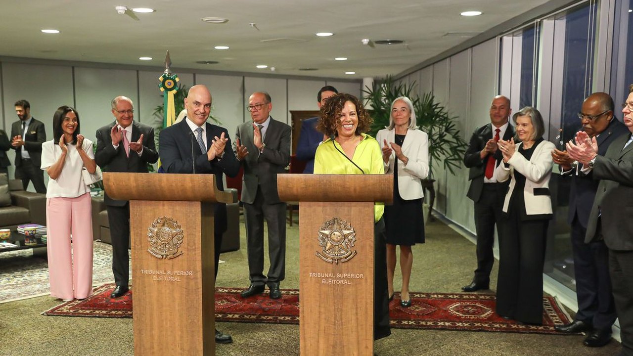 TSE empossa primeira ministra negra na história