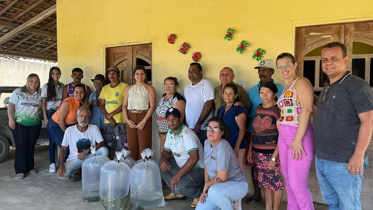 Prefeita Marcela Gomes fez a entrega nesta quinta de 20 mil alevinos a criadores de Novo Lino