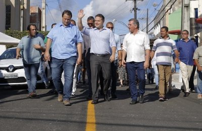 Governador inaugura 4 km de vias urbanas em Satuba por meio do Pró-Estrada