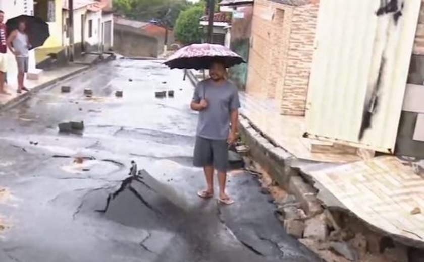 Rachaduras aparecem em asfalto em Fernão Velho e preocupam moradores