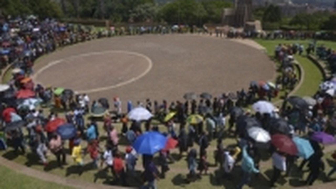 Longas filas não desanimam africanos na despedida de Mandela
