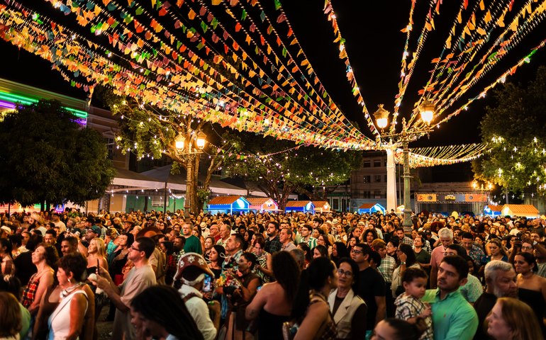 Paulo Barba, Renato Braz e grandes nomes da música brasileira movimentam o Theatro Homerinho