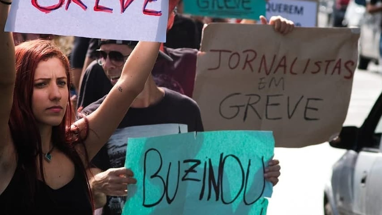 Jornalistas de Alagoas fazem greve contra proposta de redução de 40% do piso salarial