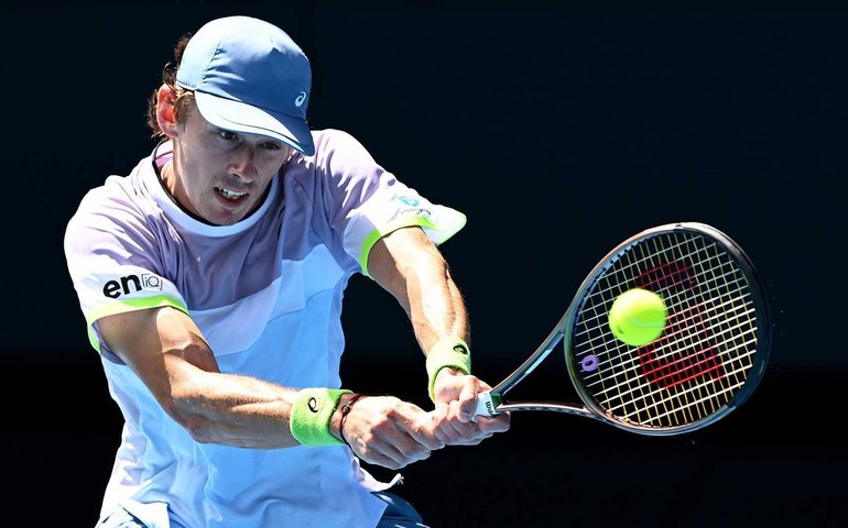 De Minaur festeja triunfo sobre Djokovic: 'Venci o melhor de todos os tempos'