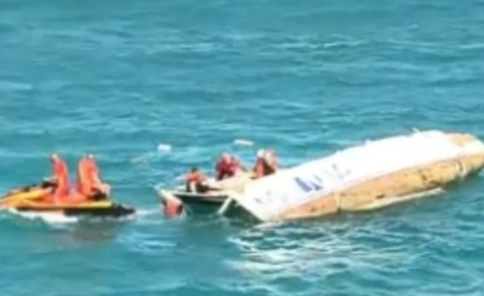 Dois pescadores são resgatados após naufrágio de catamarã em Maceió