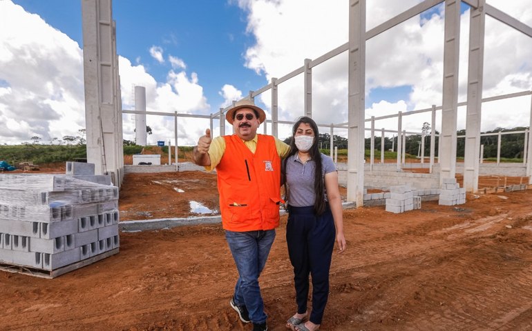 Secretária Gabriela Gonçalves e prefeito visitam obras da Indústria Nordeste Mais Alimentos em Rio Largo
